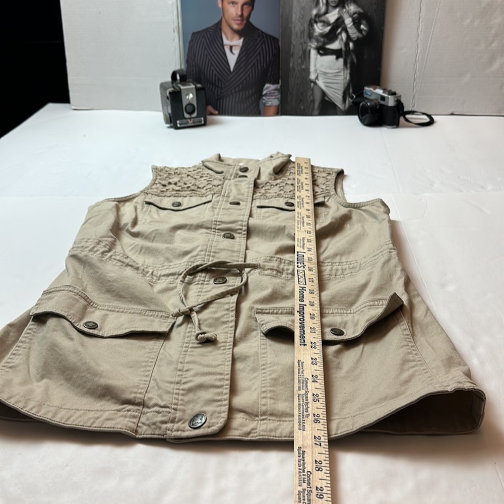 Liz Claiborne utility vest with a tie waist and snap closure - Picture 9 of 11